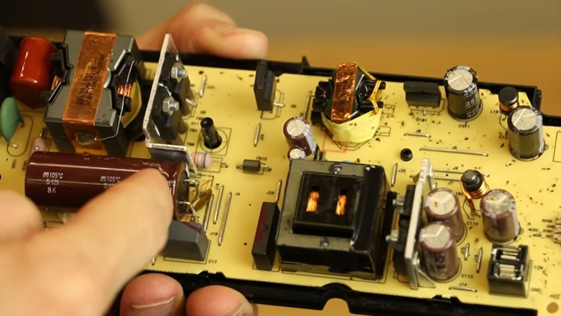 Una cucaracha muerta dentro de la fuente de poder de una PS4, además de resto de excremento de cucaracha. Imagen: TronicsFix (YouTube).